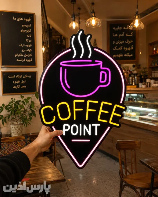 تابلو نئون فلکسی طرح فنجان به همراه نوشته COFFEE و ایکون نشان در دست مدل